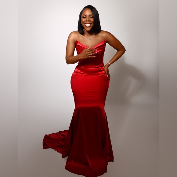 Elegant red satin fishtail gown - Picture 3 of 11